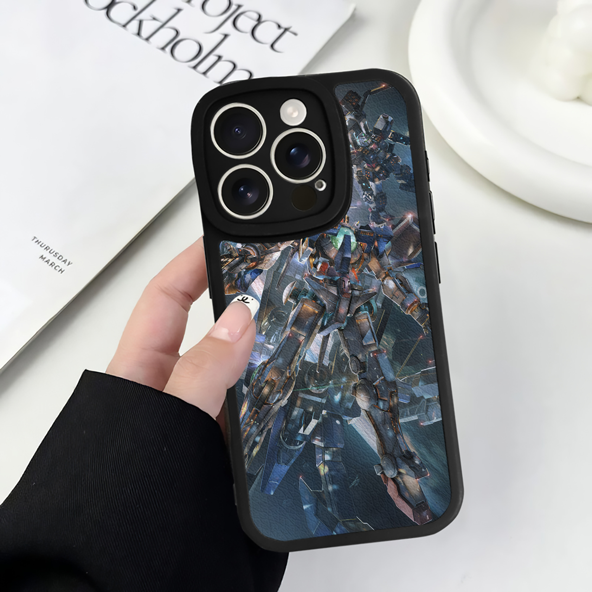 （画像用） 機動戦士ガンダム Mobile Suit Gundam 【iPhone 16シリーズ対応】シリコンスマホケース（レザー調） 材質：シリコン